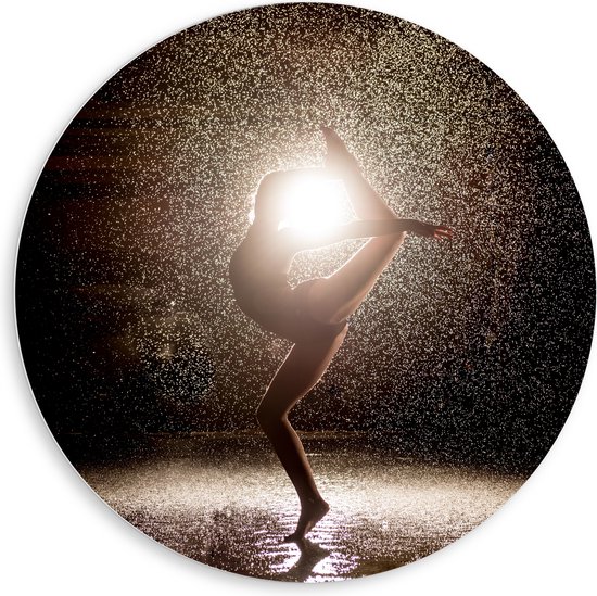 PVC Schuimplaat Muurcirkel - Ballerina Danseres in de Regen bij Fel Licht - 80x80 cm Foto op Muurcirkel (met ophangsysteem)