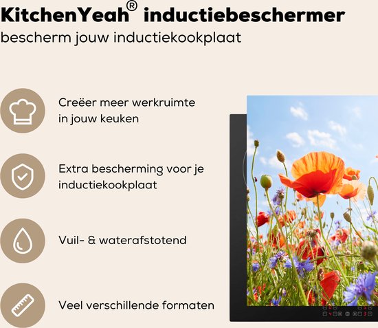 Inductiebeschermer met klaprozen en korenbloemen onder een blauwe lucht.