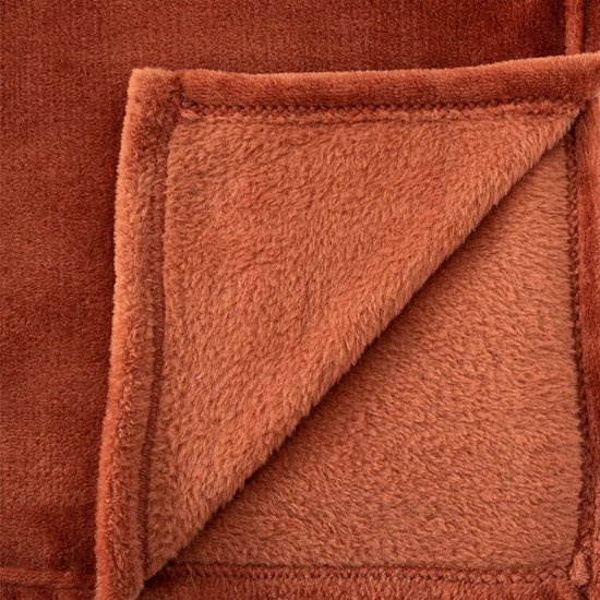 Zijdeachtig zachte, terracotta fleece deken met omgezoomde randen.