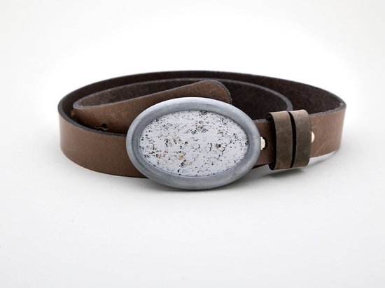 Bruine leren riem met ovale gesp met beige-grijze mozaïekprint.