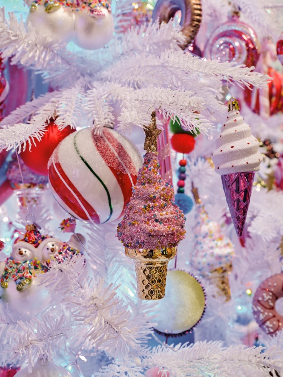 Kerst figuur van plastic met afmetingen 6 bij 14.8 cm, merkloos.