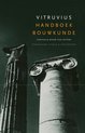 Boek 'Vitruvius Handboek Bouwkunde'. Zwart-wit afbeelding van Romeinse zuilen. Vertaling door Ton Peters.