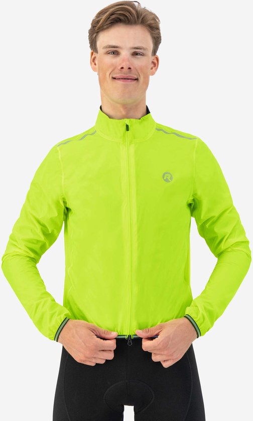 Man in fluo-gele fietsregenjas, ritssluiting tot halverwege open, handen bij de ritssluiting.