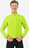 Man in fluo-gele fietsregenjas, ritssluiting tot halverwege open, handen bij de ritssluiting.