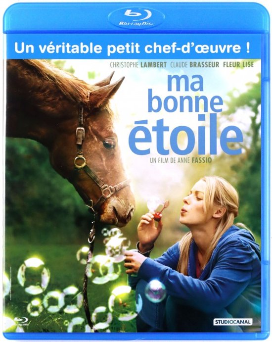 Een blonde vrouw in een blauwe hoodie blaast zeepbellen naar een bruin paard. De titel 'Ma bonne étoile' is zichtbaar.