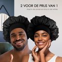 Man en vrouw glimlachen, dragen beide zwarte satijnen slaapmutsjes. "2 voor de prijs van 1" is zichtbaar.