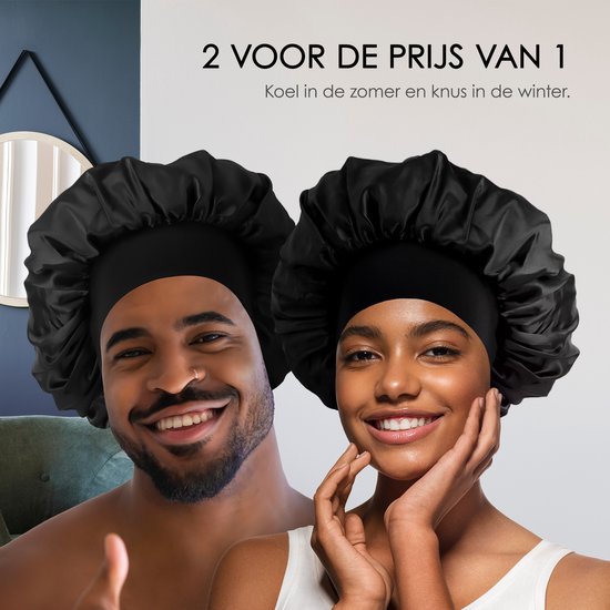 Man en vrouw glimlachen, dragen beide zwarte satijnen slaapmutsjes. "2 voor de prijs van 1" is zichtbaar.