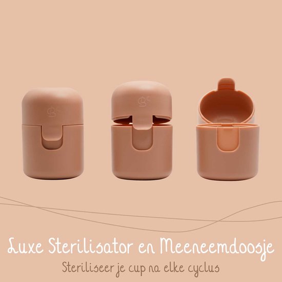 Trois stérilisateurs/boîtes de rangement rose pâle pour coupes menstruelles, fermés et ouverts.