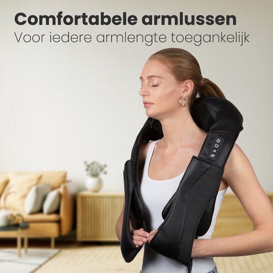 Een vrouw gebruikt het zwarte nek- en schoudermassageapparaat, met comfortabele armlussen.