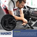 Man reinigt auto-interieur met de flexibele zuigmond van de industriële stofzuiger.