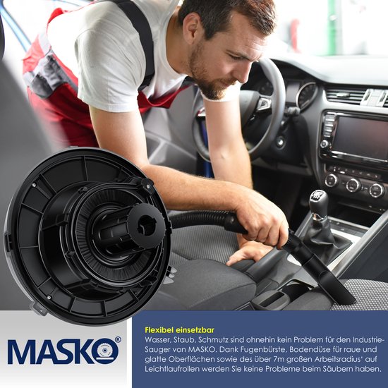 Man reinigt auto-interieur met de flexibele zuigmond van de industriële stofzuiger.