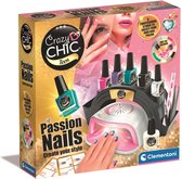 Verpakking Crazy Chic Teens Passion Nails, nagelstudio met lamp, lakjes en accessoires.