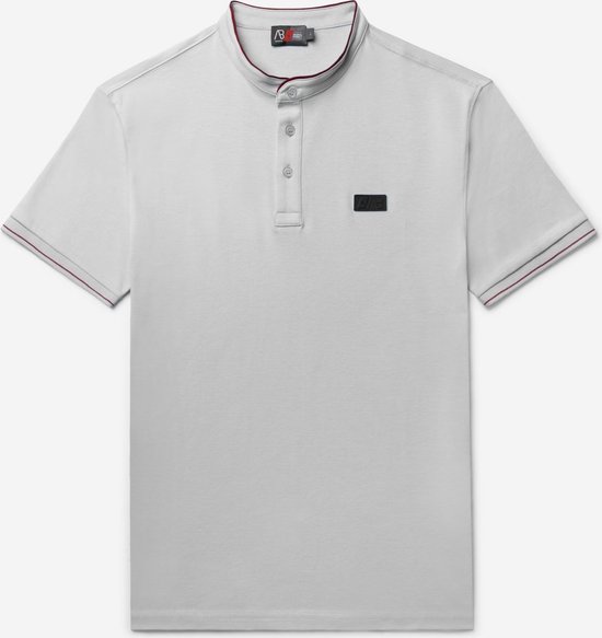 Lichtgrijze polo met rode bies langs de kraag en mouwen. Het shirt heeft knoopjes bij de hals en een zwart logo op de borst.