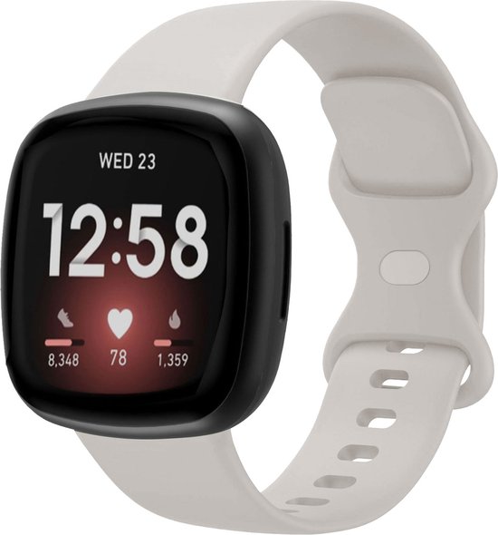 Lichtbeige siliconen horlogebandje voor Fitbit Versa 3/Sense. Het scherm toont 12:58 en woensdag 23.