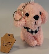 Een vrolijk wollige sleutelhanger / tassenhanger met knuffel hond eraan. (12cm x 10cm) Een leuke toevoeging is het grappige zakdoekje wat om de hals is geknoopt. Voor in de kinderkamer, je auto of bijv. aan je tas te hangen. Voor uzelf of als cadeau.