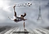 Fotobehang - Vlies Behang - Voetballer bij de Eiffeltoren - Voetbal - Parijs - 368 x 254 cm