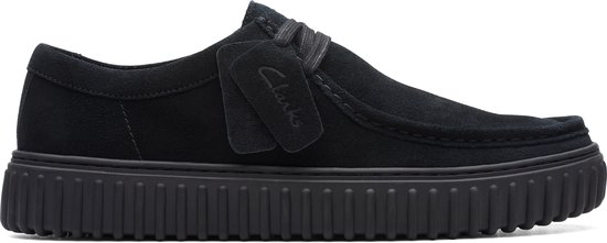 Zwarte suède veterschoen met dikke, zwarte zool en Clarks hangertje.