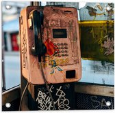Tuinposter – Verroeste Telefoon in Telefooncel - 50x50 cm Foto op Tuinposter (wanddecoratie voor buiten en binnen)