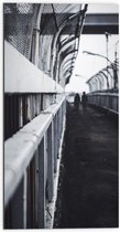 Dibond - Brug - Koppel - Mensen - Zwart - Wit - 50x100 cm Foto op Aluminium (Wanddecoratie van metaal)