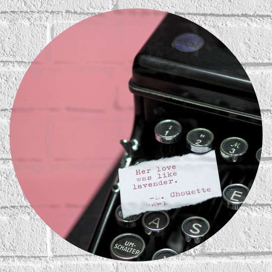 Muursticker Cirkel - Quote op Wit Papier Liggend op Zwarte Vintage Typemachine op Roze Achtergrond - 40x40 cm Foto op Muursticker