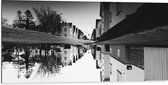 Dibond - Weerspiegeling van Straatje in Regenplassen (Zwart-wit) - 100x50 cm Foto op Aluminium (Wanddecoratie van metaal)