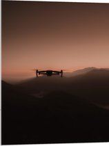 Acrylglas - Silhouet van Drone Vliegend door de Bergen - 60x80 cm Foto op Acrylglas (Wanddecoratie op Acrylaat)