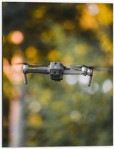 Dibond - Close-up van Grijze Vliegende Drone - 60x80 cm Foto op Aluminium (Wanddecoratie van metaal)