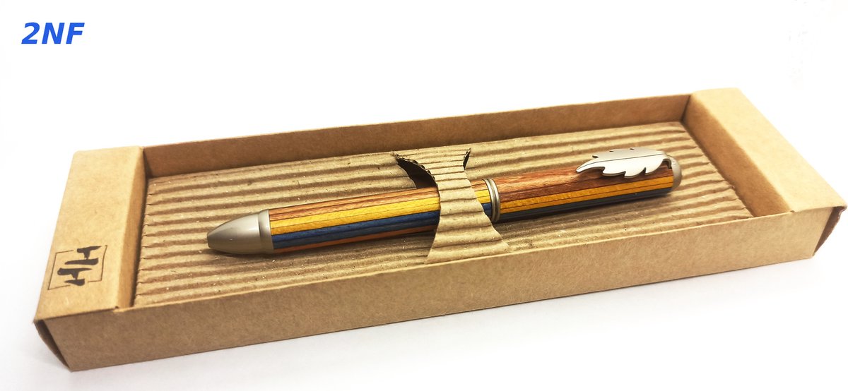 ELEGANTE balpen in beukenhout met pen en markeerstift. Alles in een elegante milieuvriendelijke doos. MINISTAR inktpatroon. Pin lengte 14 cm - Ø 10 mm.