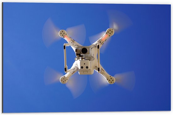 Dibond - Onderaanzicht van Vliegende Drone onder Blauwe Lucht - 60x40 cm Foto op Aluminium (Met Ophangsysteem)