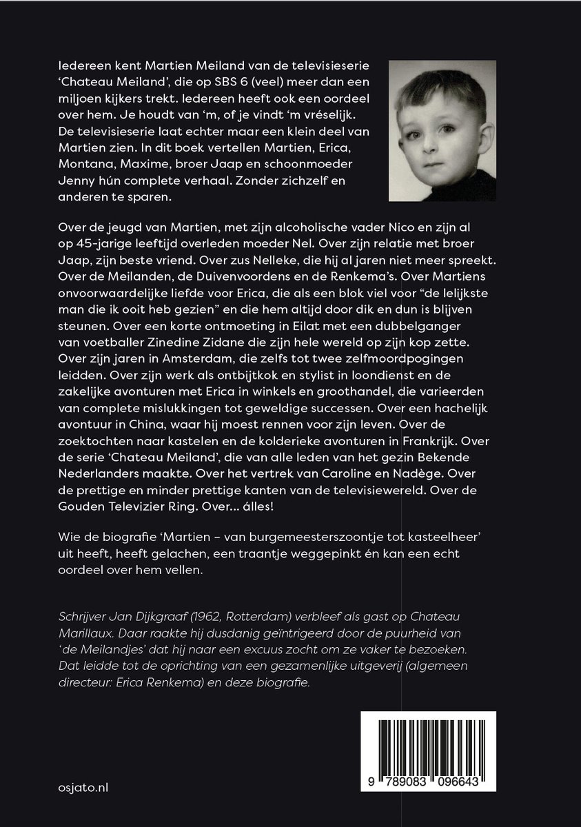 Jonge jongen met donker haar, kijkend naar rechts. Zwart-wit foto.