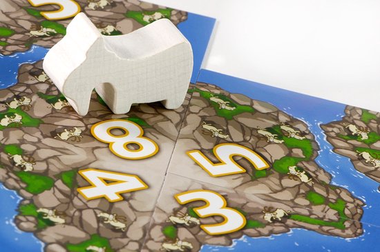 Houten geitenfiguur op landschapskaarten met getallen 4, 8, 5, 3.