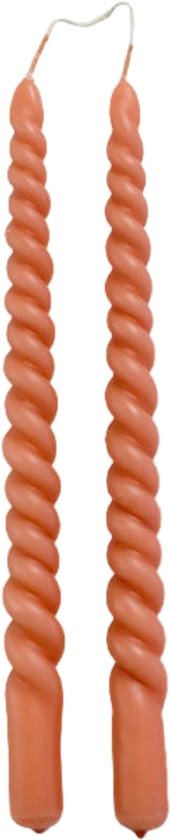 Twee koraalkleurige gedraaide dinerkaarsen, 29 cm lang.