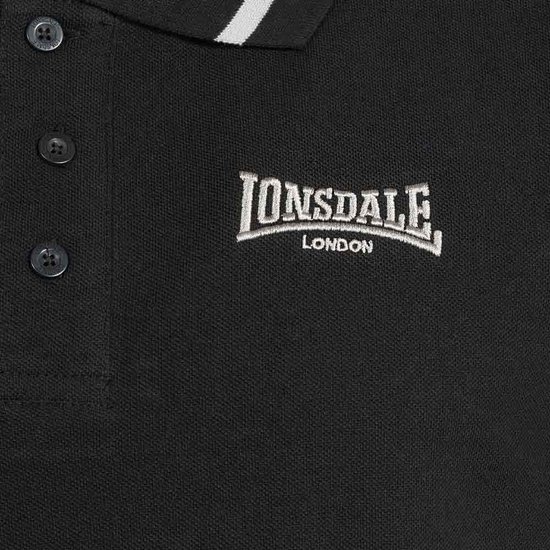 Detail van een zwarte Lonsdale polo met geborduurd logo 'Lonsdale London' en deels zichtbare knoopjes.
