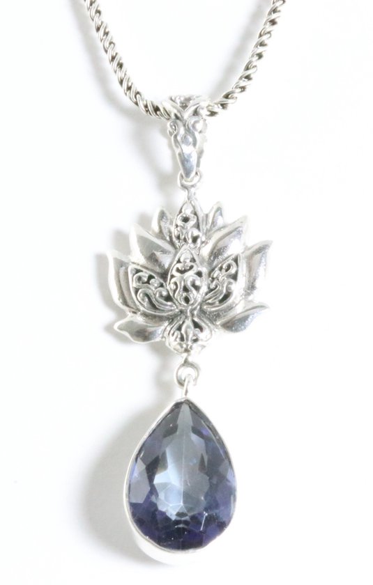 Traditionele zilveren hanger met lotus bloem en blauwe saffier aan ketting