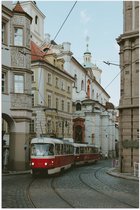 Poster Glanzend – Roodkleurige Tram rijdend door de Straten van de Stad - 50x75 cm Foto op Posterpapier met Glanzende Afwerking