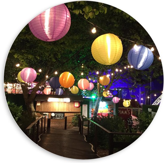 PVC Schuimplaat Muurcirkel - Verschillende Kleuren Lampionnen bij Restaurantje - 60x60 cm Foto op Muurcirkel (met ophangsysteem)