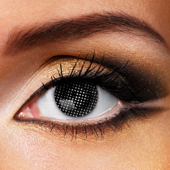 Close-up van een oog met gouden oogschaduw en een Partylens Black Mesh kleurlens, die het oog volledig bedekt met een zwart rasterpatroon.