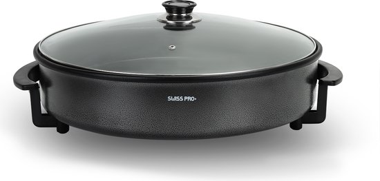 Zwarte elektrische XXL pan met glazen deksel en "SWISS PRO+" logo, op pootjes.