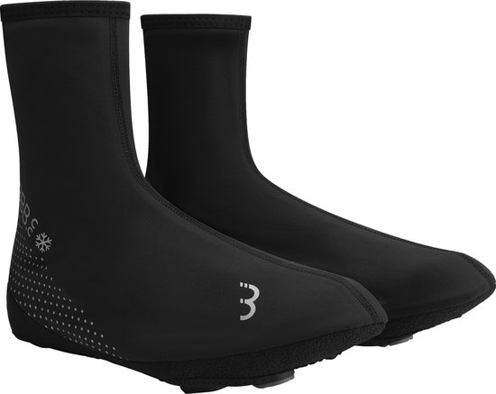 Een paar zwarte fietsoverschoenen met logo's op de zijkant en op de voorkant, op een witte achtergrond.