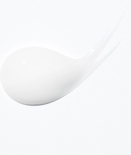 Une crème blanche à la texture lisse appliquée en boucle.