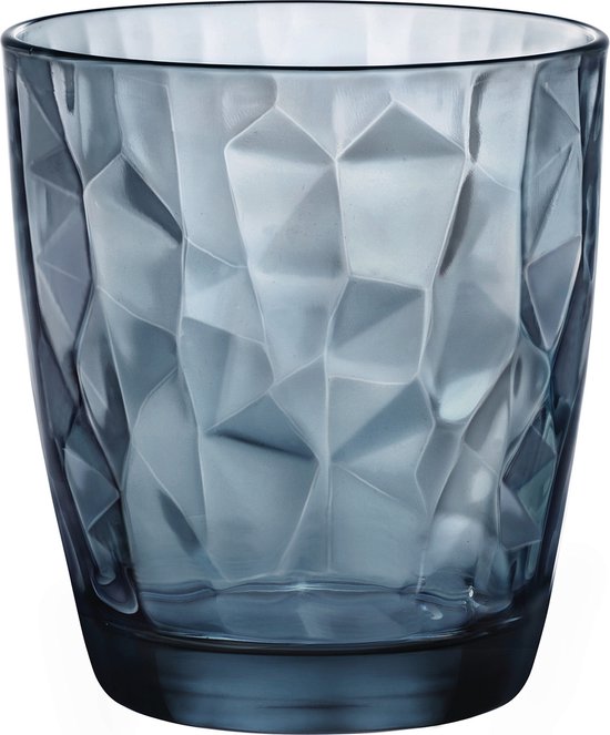 Un verre à eau bleu Bormioli Rocco Diamond au motif facetté.