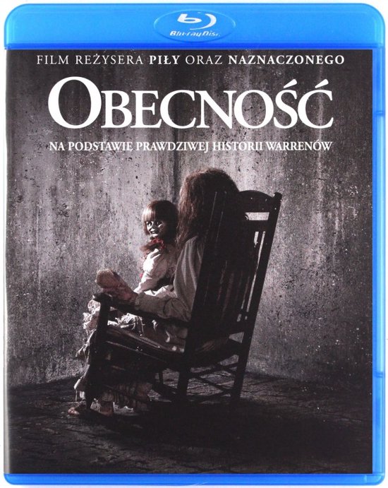 Een meisje met een pop zit in een schommelstoel. Griezelige sfeer. De film "Obecność".