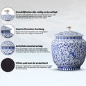 Blauw-witte porseleinen urn met bloemenpatroon, inclusief zwarte fluwelen beschermzak.