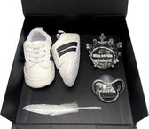 Kraamcadeau eerste sneakerbox zwart - speen - baby sneakers - rechtstreeks versturen ook mogelijk