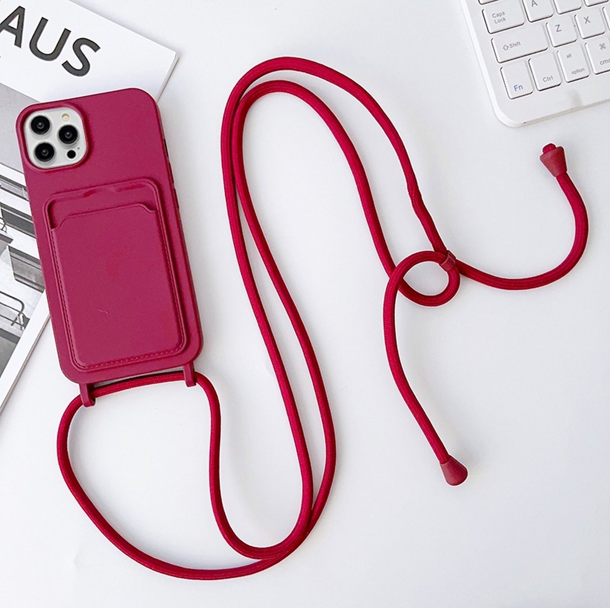 Mobigear Telefoonhoesje geschikt voor Apple iPhone 15 Pro Siliconen met Kaarthouder | Mobigear Lanyard Card Hoesje met koord en Pasjeshouder | Kaarthouder voor 1 Pasje | hoesje met koord Telefoonhoesje voor Pinpas / OV Kaart / Rijbewijs - Bordeaux