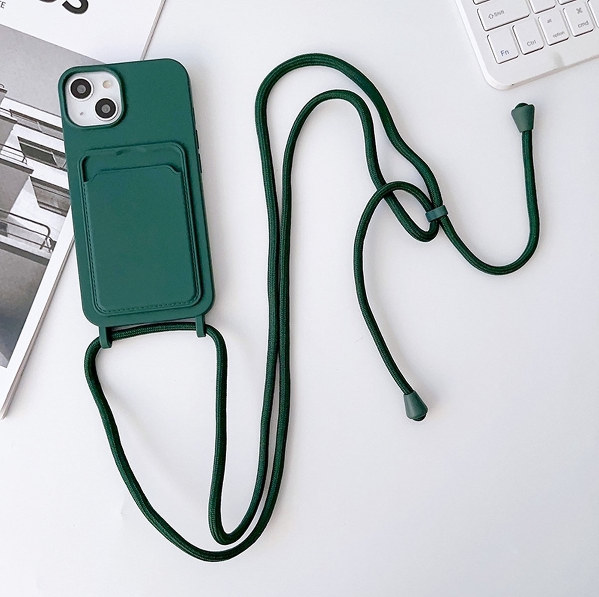 Mobigear Telefoonhoesje geschikt voor Apple iPhone 15 Siliconen met Kaarthouder | Mobigear Lanyard Card Hoesje met koord en Pasjeshouder | Kaarthouder voor 1 Pasje | hoesje met koord Telefoonhoesje voor Pinpas / OV Kaart / Rijbewijs - Groen