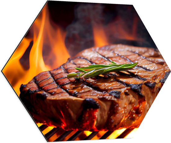 Dibond Hexagon - Brandende Steak op Barbecue - 70x60.9 cm Foto op Hexagon (Met Ophangsysteem)