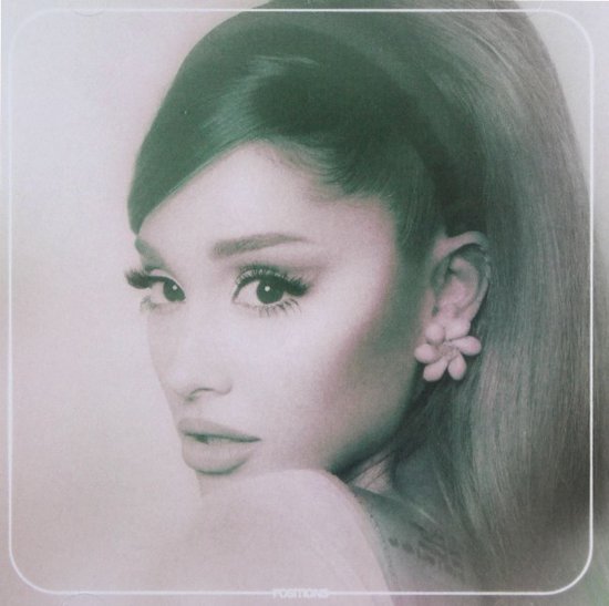 Portret van Ariana Grande met opgestoken haar, een bloemoorbel en een lichte glimlach. De titel 'Positions' staat onderaan.