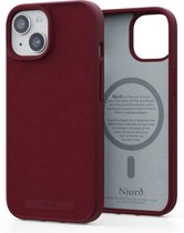Njord Collections Suede Comfort+ Telefoonhoesje - Geschikt voor iPhone 15 - Gereycled / Duurzaam materiaal - 2M valbescherming - Mag compatibel – Rood