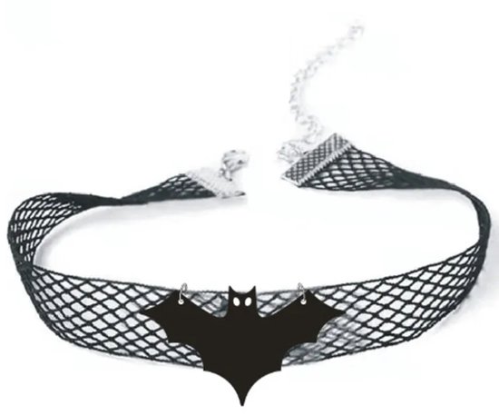 Zwarte kanten choker met een zwart vleermuisvormig hangertje met witte oogjes.